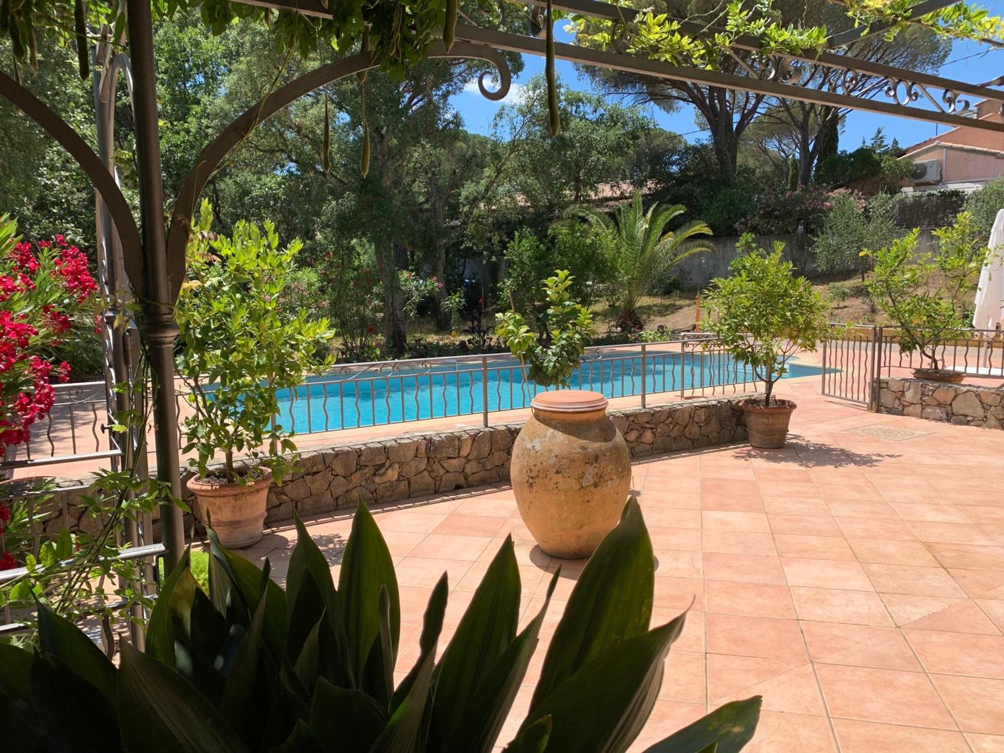 Sous Les Pins Parasols Vidauban Buitenkant foto